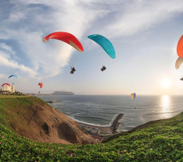 Paragliding in Lima: Flight over the Beach and the City